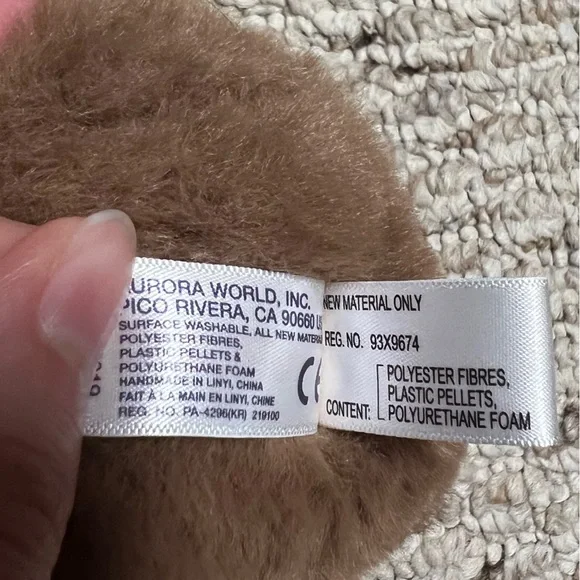 🦥AURORA: Small sloth plush with a heart “Hugs” saying. - Picture 3 of 8